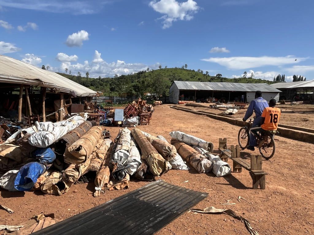 Des bâches dans le site de transit de Nyabitare, dans commune de Gisuru, au Burundi.