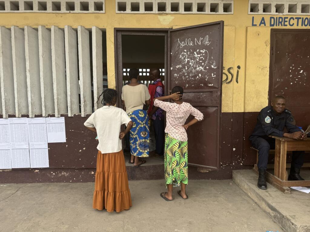 Bureau de vote au groupe scolaire Maurice Lheyet Gaboka, dans le Ve arrondissement de Brazzaville, au Congo-Brazzaville, le 15 mars 2026, jour de l'élection présidentielle.
