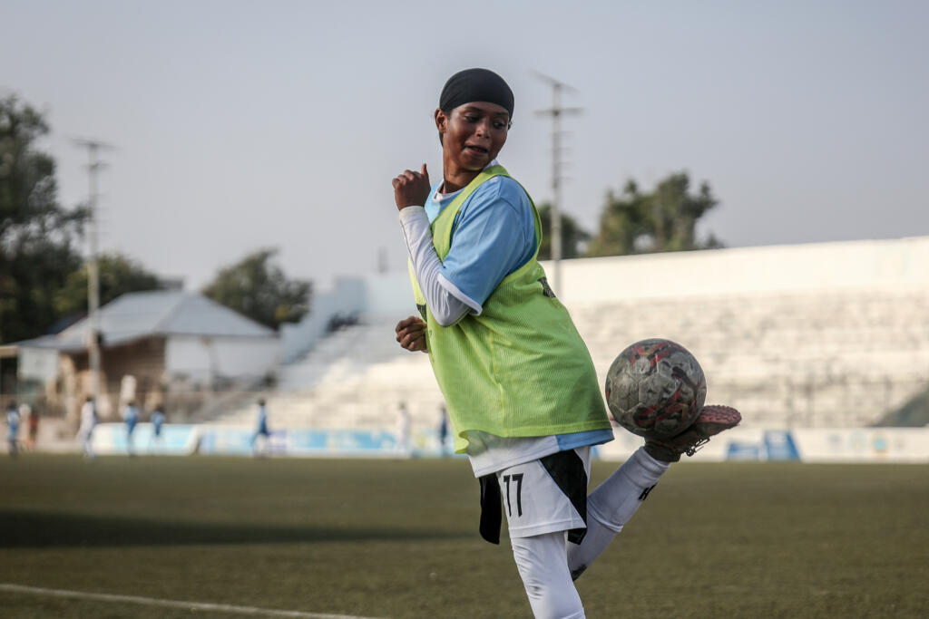 Une joueuse de l'équipe nationale somalienne des moins de 17 ans à l'entraînement au stade Eng. Yariisow à Mogadiscio, le 17 février 2026