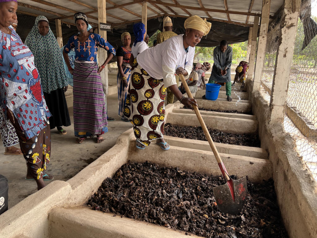 Des familles hôtes et des réfugiés Burkinabè pratiquent l’élevage de mouches soldats, utile dans l’aviculture et le maraîchage.