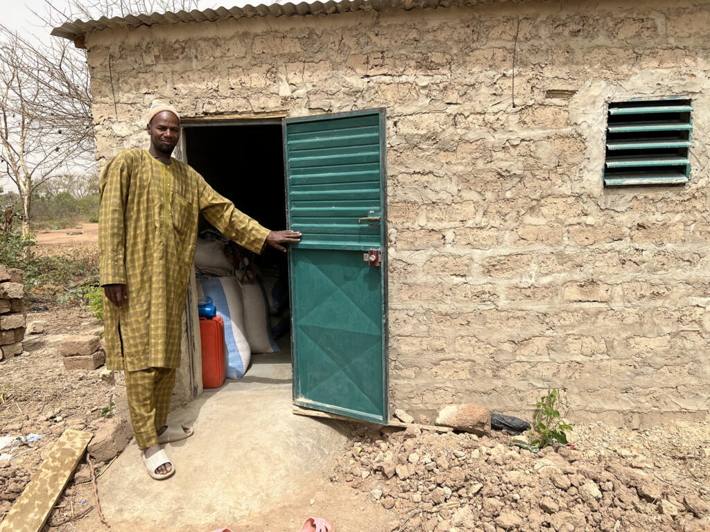 Réfugié en Côte d’Ivoire depuis trois ans, Ibrahim Sidibé a pu construire une maison pour sa famille. Il espère s’investir dans l’aviculture.