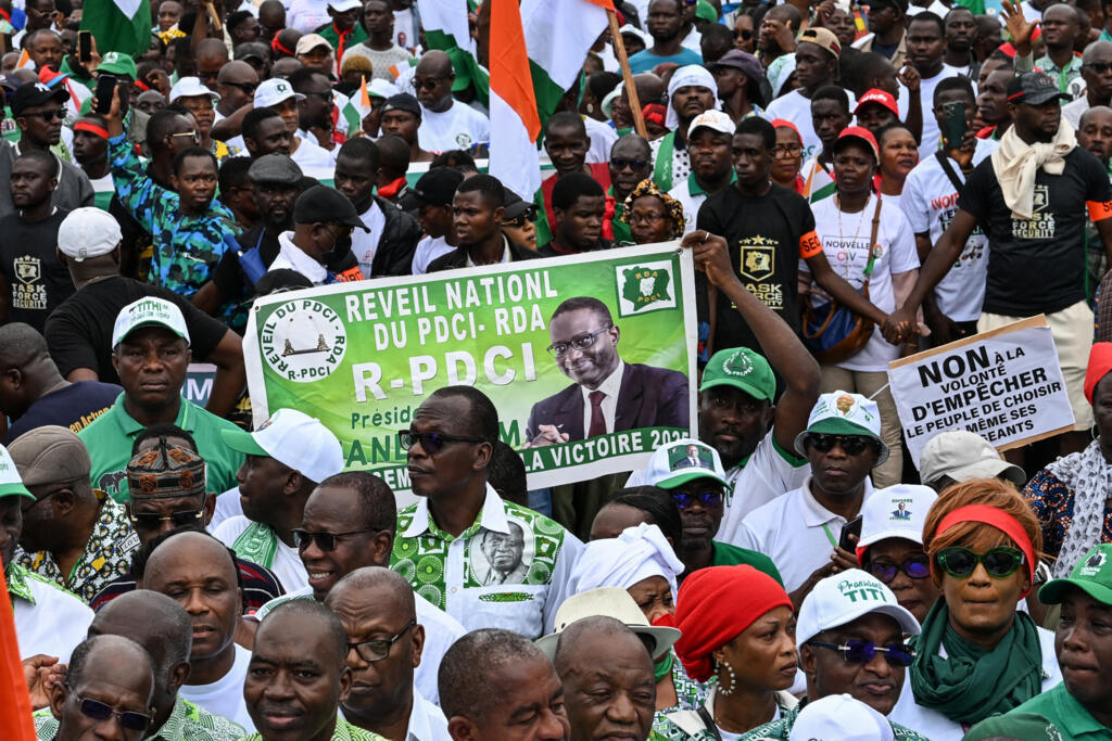 •	Des partisans du Parti démocratique de Côte d'Ivoire (PDCI) lors d’une marche à Abidjan, le 14 juin 2025 pour exiger la réintégration sur la liste électorale de leur candidat Tidjane Thiam, exclu de la prochaine élection présidentielle.