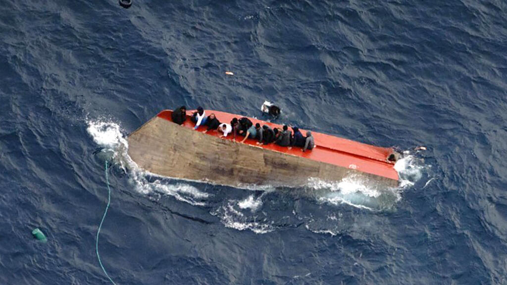 Cette photo, prise le 4 avril 2026 et diffusée le 5 avril 2026 par l'ONG allemande Sea-Watch, montre des migrants assis sur une embarcation qui a chaviré au large de la Libye avec à son bord 105 personnes. Des dizaines de personnes sont portées disparues.