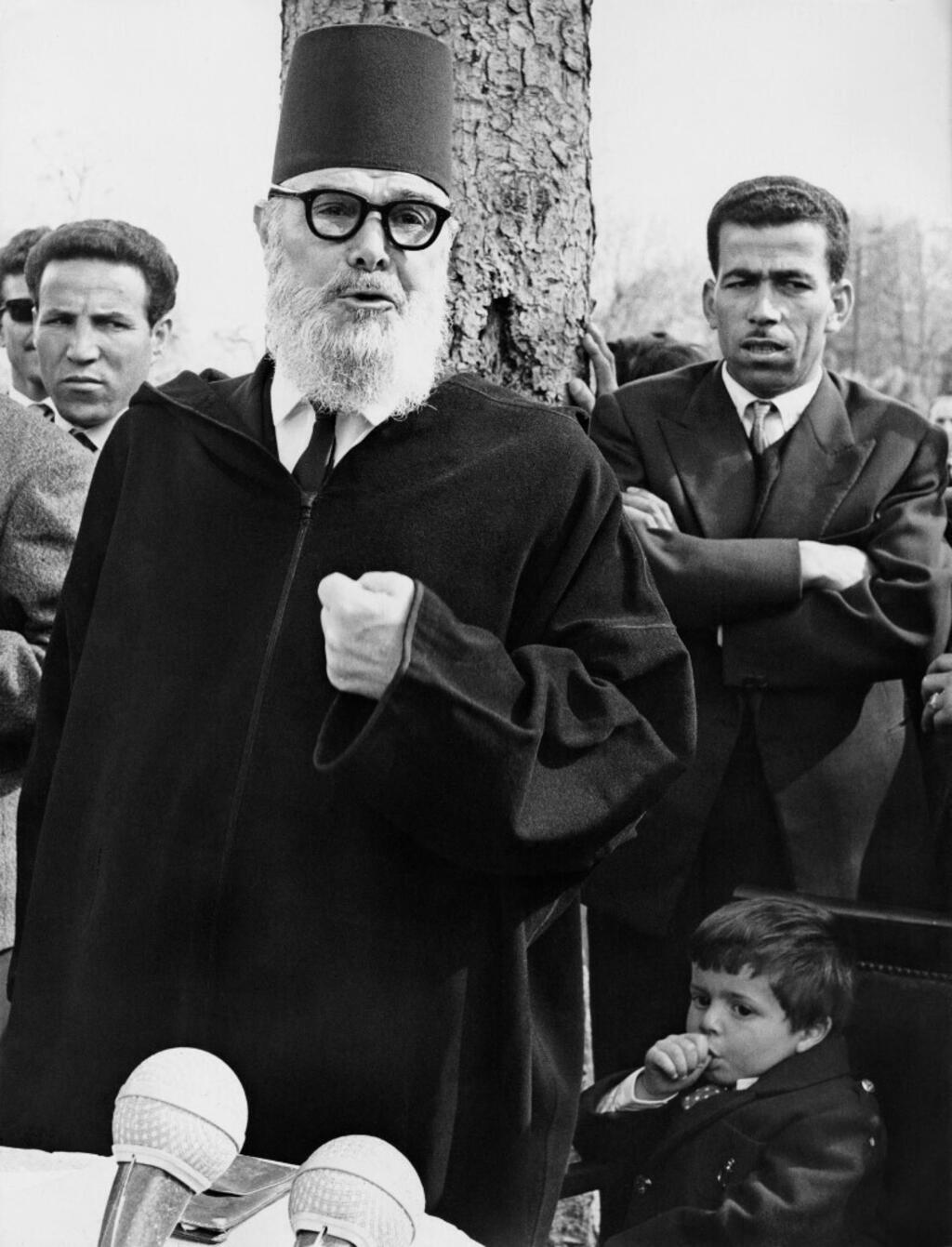 Messali Hadj, assigné à résidence, donne une conférence de presse le 4 mai 1962, dans la cour du château de Toutevoie à Gouvieux, près de Chantilly, au nord de Paris.