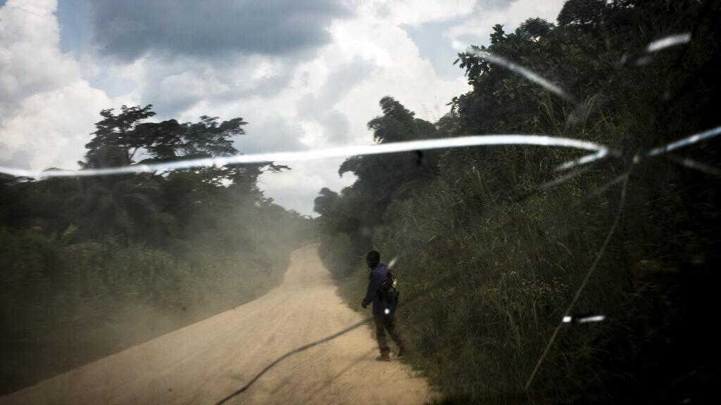 Un homme marche sur une route entre Bunia et Mambasa, dans la province de l'Ituri, en RDC. Le territoire de Mambasa est particulièrement touché par les attaques ADF (image d'illustration).