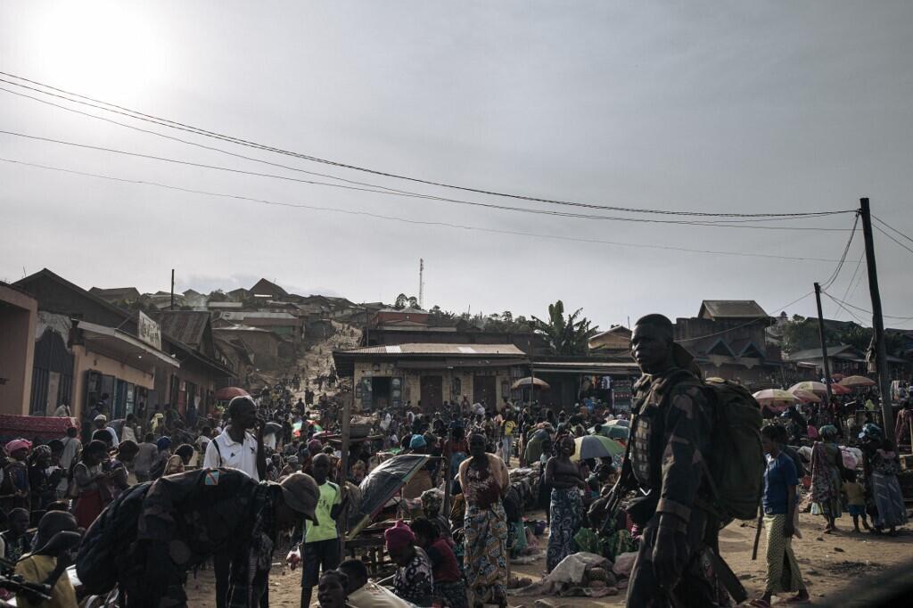 Des soldats congolais patrouillent dans le marché de Kanyabayonga le 14 mai 2024.