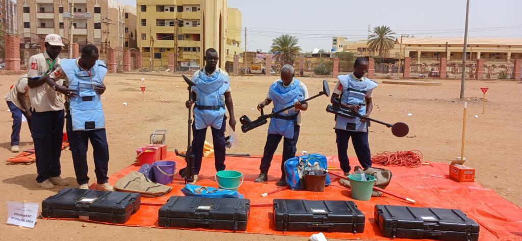 L'équipe d'Hisham Alboshari chargée de déminer Khartoum.