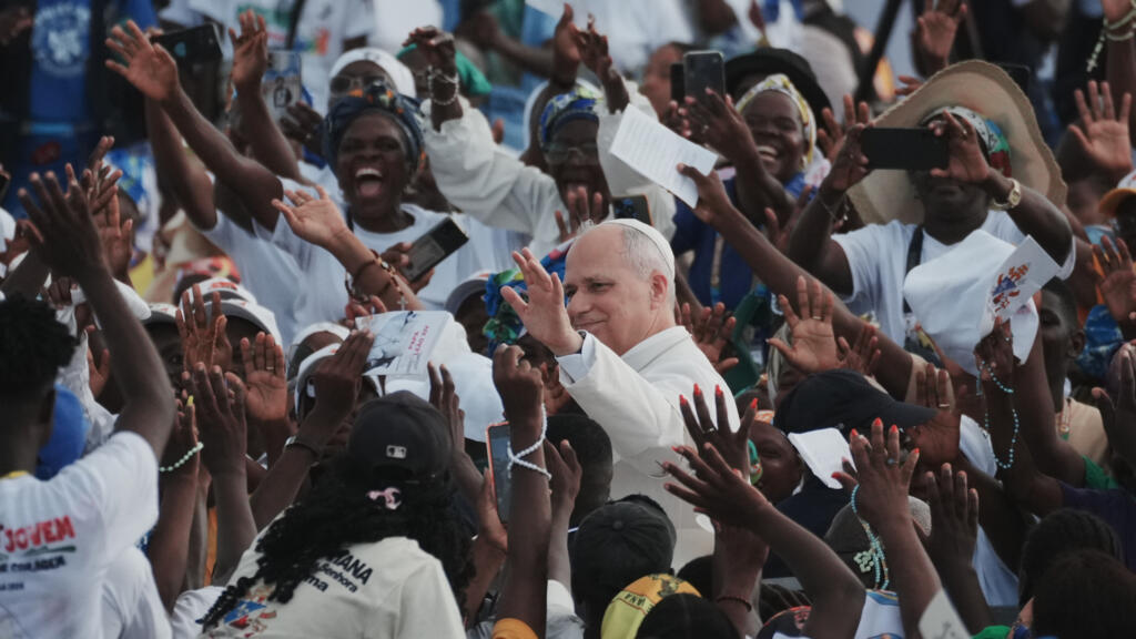 Le pape Léon XIV arrive sur l'esplanade devant le sanctuaire de « Mama Muxima », à Muxima, en Angola, le dimanche 19 avril 2026. À Muxima, la Vierge est affectueusement appelée « Mama Muxima », que l’on peut traduire par « Mère du Cœur » (image d'illustration).