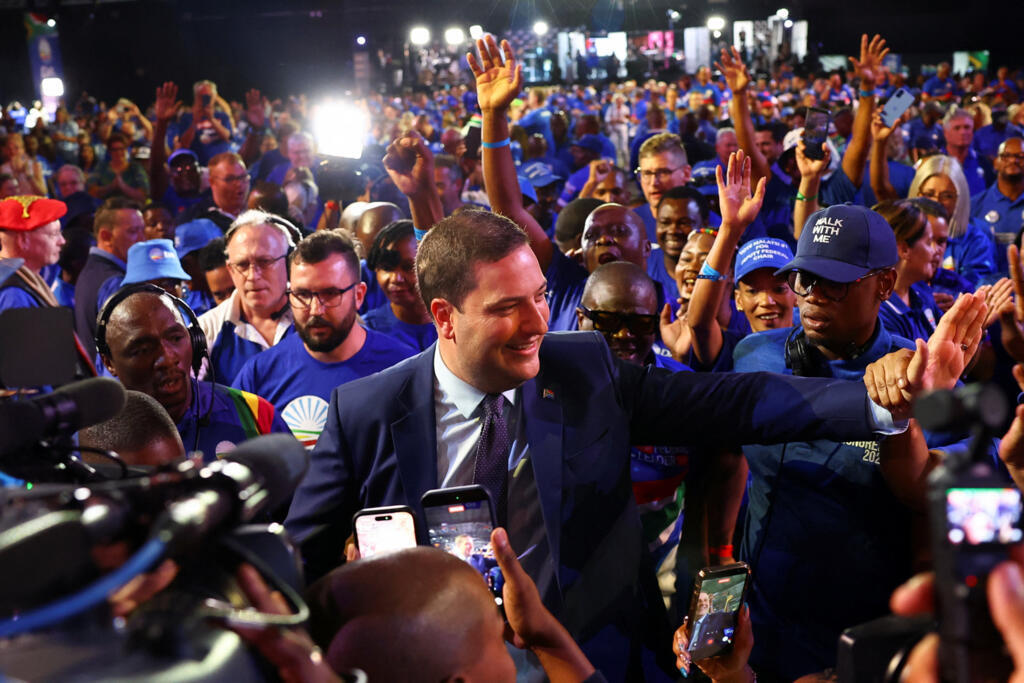 Le maire du Cap, Geordin Hill-Lewis, est applaudi par les délégués après avoir été désigné nouveau chef de l'Alliance démocratique (DA) d'Afrique du Sud lors d'une réunion visant à élire le chef fédéral du parti, à Midrand, près de Johannesburg, en Afrique du Sud, le 12 avril 2026.