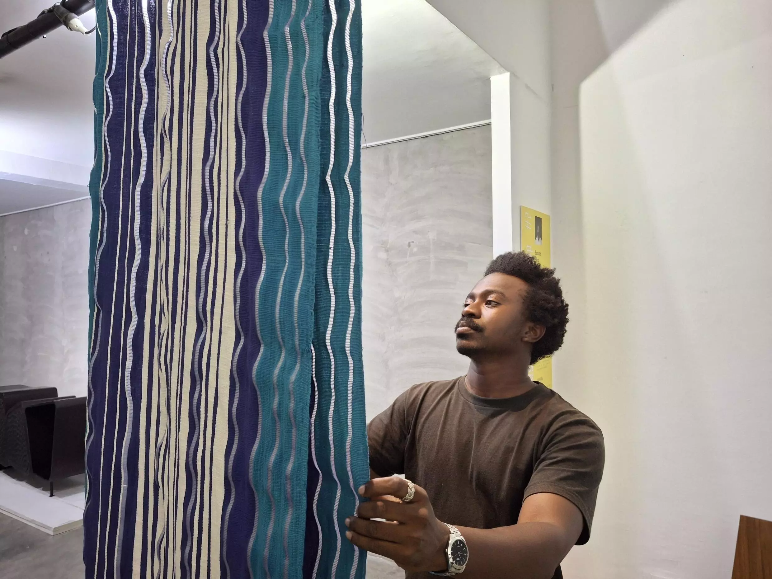 Ekra Suame, qui a conçu des textiles à base de fils de pêche, exposés à la Fondation Donwahi, durant l’Abidjan Art Week.