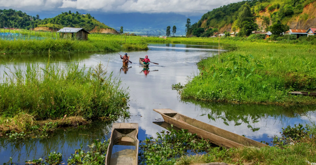 Le lac Loktak, dans l'État du Manipur, à l'extrême est de l'Inde, est l'un des plus grands de cette partie du pays. Un site Ramsar qui se caractérise pour ses phundis, des blocs de terre et d'herbes grasses qui flottent.