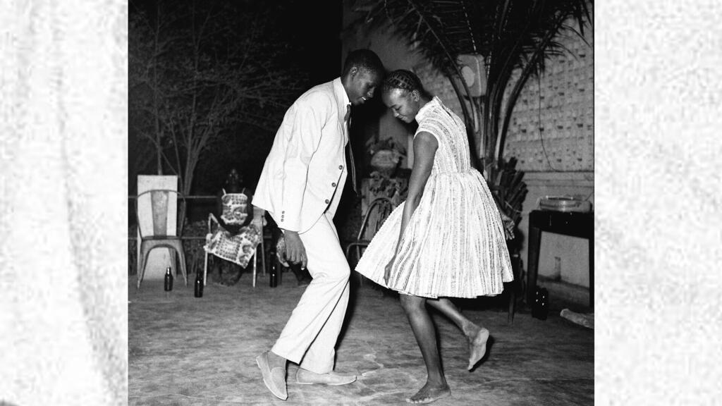 « Nuit de Noël » (Happy Club), œuvre photographique de Malik Sidibé, 1963.