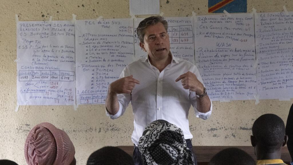 Tom Fletcher, secrétaire général adjoint aux affaires humanitaires et coordonnateur des secours d'urgence des Nations unies, déplorait le 8 avril 2026 devant le Conseil de sécurité « l’effondrement » de la protection des travailleurs humanitaires. (Image d'illustration – Ici, Tom Fletcher visite la ville de Buhumba, dans le Nord-Kivu, en République démocratique du Congo, le jeudi 26 juin 2025)