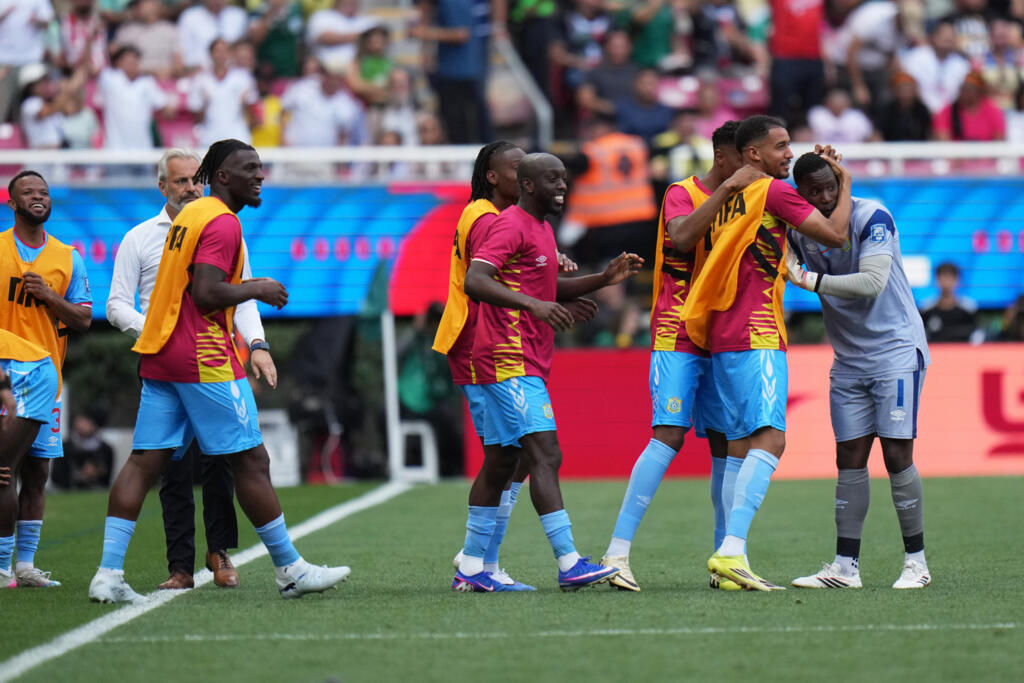 Lionel Mpasi dans les bras de ses coéquipiers après la qualification historique des Léopards à la Coupe du monde.