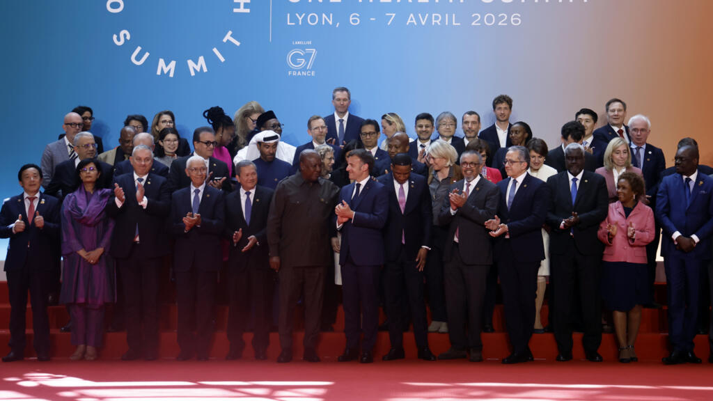Le président français Emmanuel Macron (au centre à droite) discute avec le président ghanéen John Dramani Mahama (au centre à gauche) lors d'une photo de groupe du sommet «One Health» à Lyon, en France, le mardi 7 avril 2026.