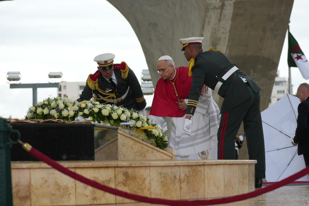 Le pape Léon XIV se recueille au Maqam Echahid, monument aux martyrs d'Alger, le lundi 13 avril 2026, premier jour d'un voyage apostolique de onze jours en Afrique.