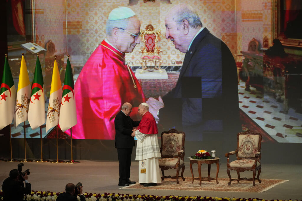 Le pape Léon XIV est accueilli par le président Abdelmadjid Tebboune au centre de conférences Djamaa el Djazair à Alger, le lundi 13 avril 2026, lors d'une rencontre avec les autorités algériennes, des représentants de la société civile et du corps diplomatique, premier jour d'un voyage apostolique de onze jours en Afrique.
