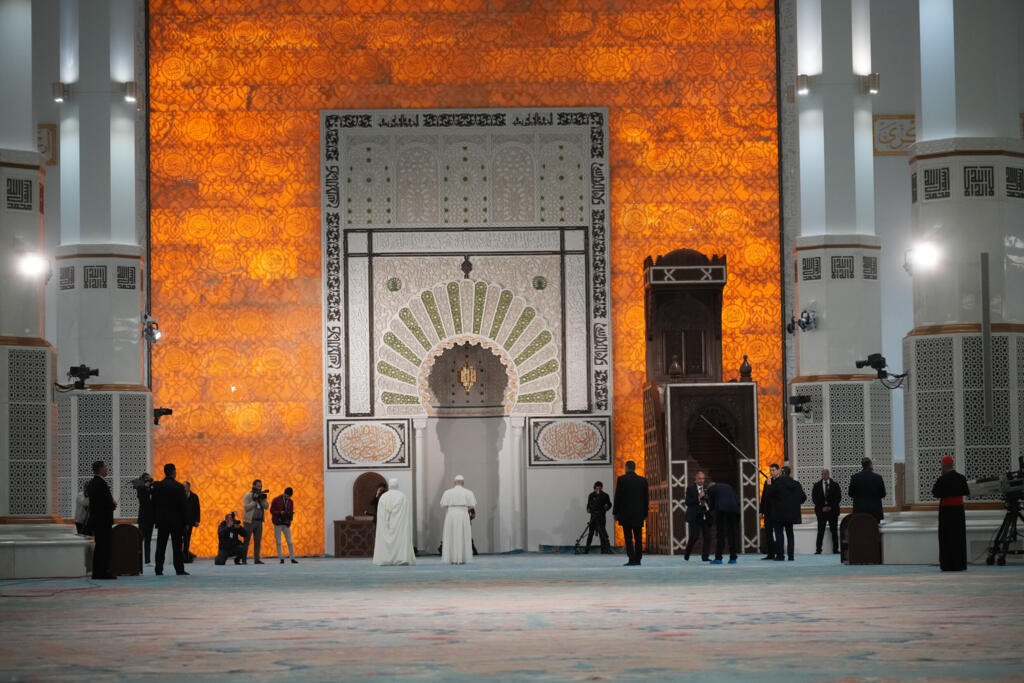 Le pape Léon XIV est accueilli par le recteur Mohamed Mamoun Al Qasimi à son arrivée à la Grande Mosquée d'Alger, le lundi 13 avril 2026, premier jour d'un voyage apostolique de onze jours en Afrique.