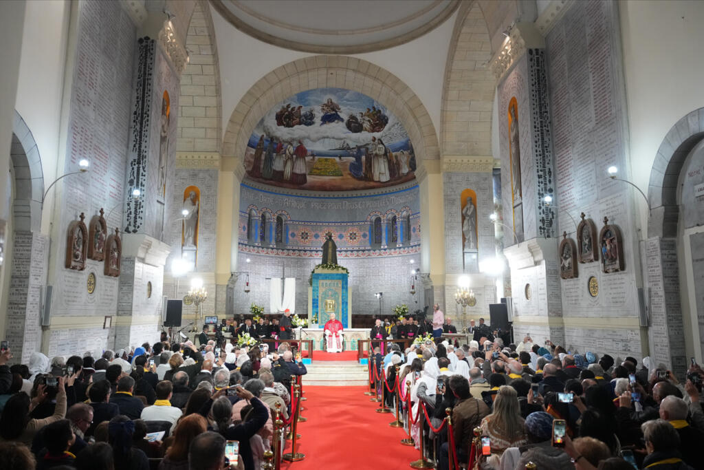 Le pape Léon XIV est accueilli par le cardinal-archevêque d'Alger, Jean-Paul Vesco (à gauche), à ​​son arrivée à la basilique Notre-Dame d'Afrique à Alger, le lundi 13 avril 2026.