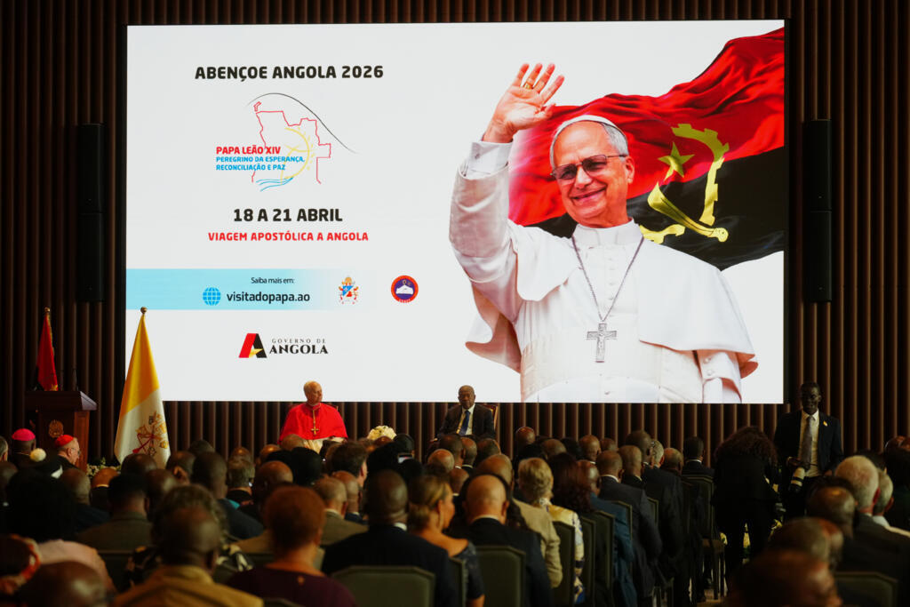 Le pape Léon XIV et le président angolais João Lourenço lors d'une réunion avec les autorités, la société civile et le corps diplomatique au pavillon protocolaire de la présidence de la République à Luanda, en Angola, le samedi 18 avril 2026.