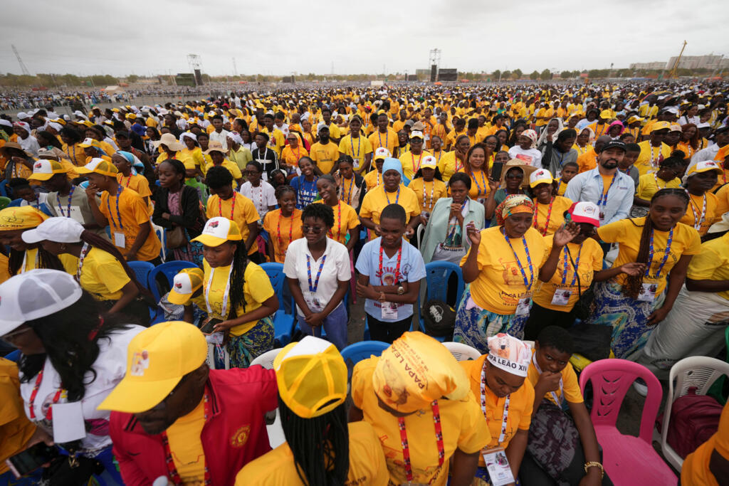 Des fidèles assistent à la messe célébrée par le pape Léon XIV à Kilamba, à une trentaine de kilomètres au sud de Luanda, en Angola, le dimanche 19 avril 2026, septième jour d'un voyage apostolique de onze jours en Afrique.