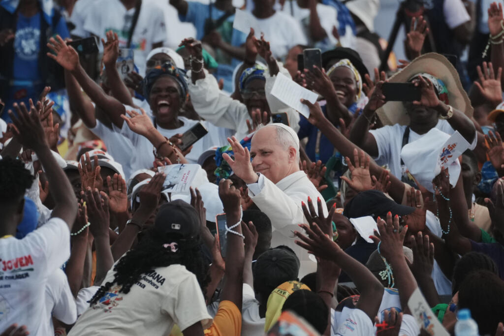 Le pape Léon XIV arrive sur l'esplanade devant le sanctuaire de « Mama Muxima », à Muxima, en Angola, le dimanche 19 avril 2026. À Muxima, la Vierge est affectueusement appelée « Mama Muxima », que l’on peut traduire par « Mère du Cœur ».