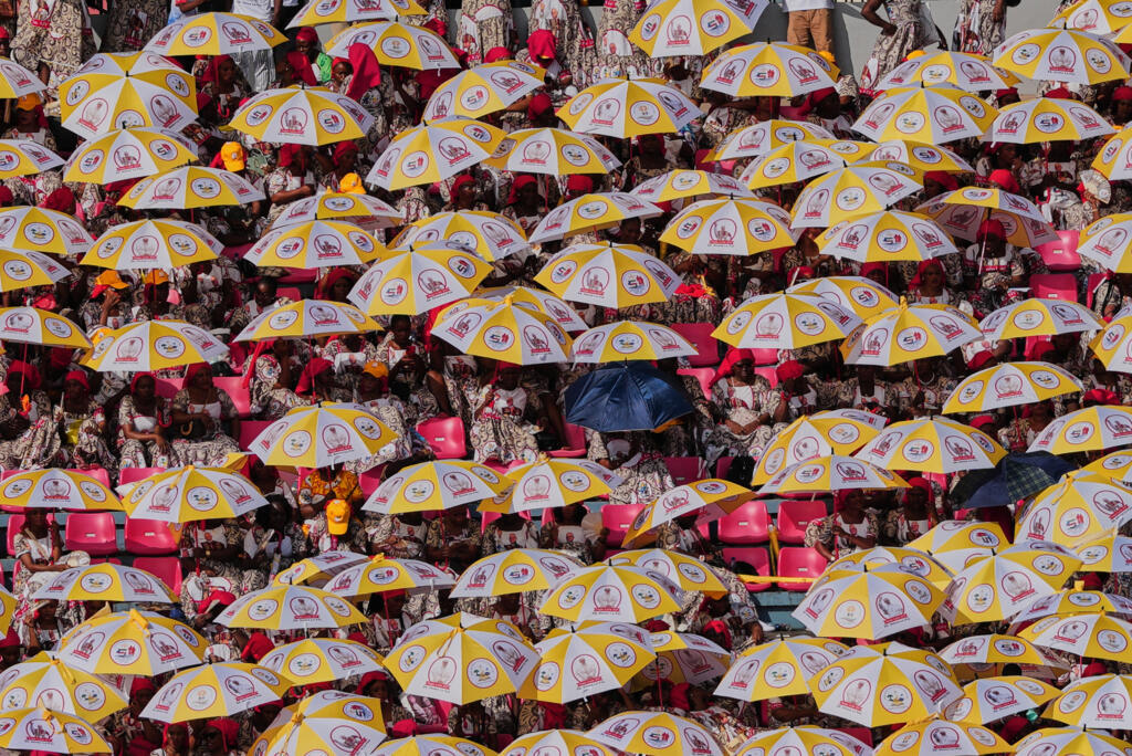 Des personnes, parapluie à la main, attendent de voir le pape Léon XIV lors de sa visite à la prison de Bata, à Bata, en Guinée équatoriale, le 10ᵉ jour de sa tournée pastorale de 11 jours en Afrique, le mercredi 22 avril 2026.