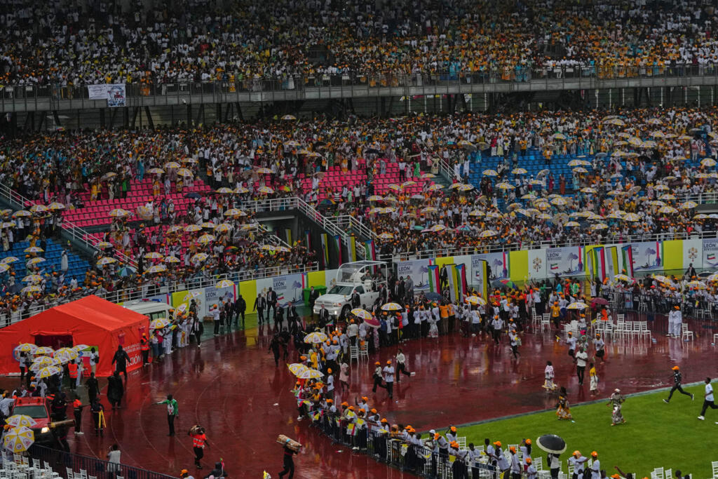 Le pape Léon XIV, au centre, arrive au stade Estadio de Bata à Bata, en Guinée équatoriale, le 10ᵉ jour d'une tournée pastorale de 11 jours en Afrique, le mercredi 22 avril 2026.