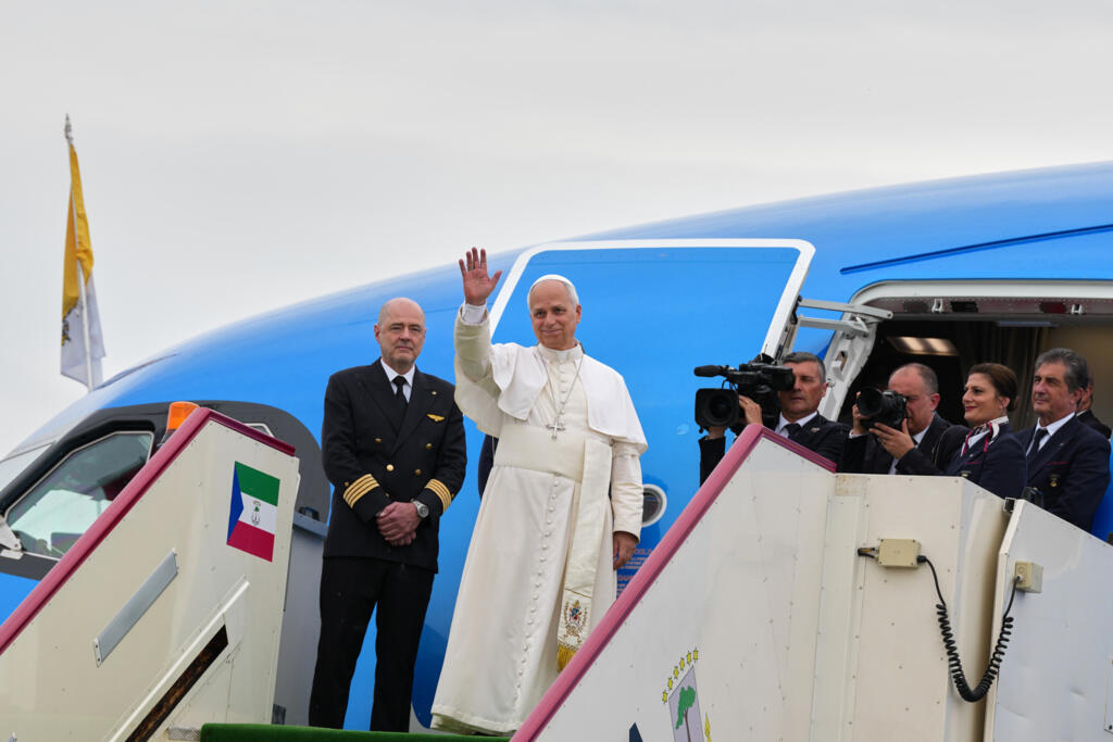 Le pape Léon XIV salue de la main alors qu'il s'en va pour Rome, marquant ainsi la fin de sa visite en Afrique à Malabo, en Guinée équatoriale, le jeudi 23 avril 2026.