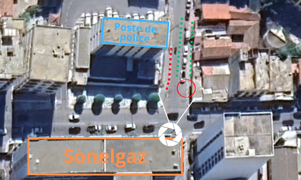 La scène, capturée depuis une caméra de surveillance, se déroule à proximité du poste de police.