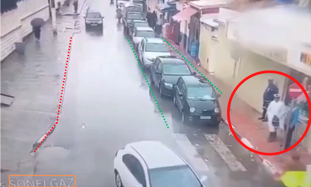 Plusieurs éléments visuels permettent de géolocaliser cette scène.