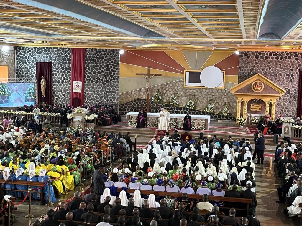 Une vue de la venue du pape Léon XIV à la cathédrale Saint-Joseph de Bamenda, dans le Nord-Ouest du Cameroun.