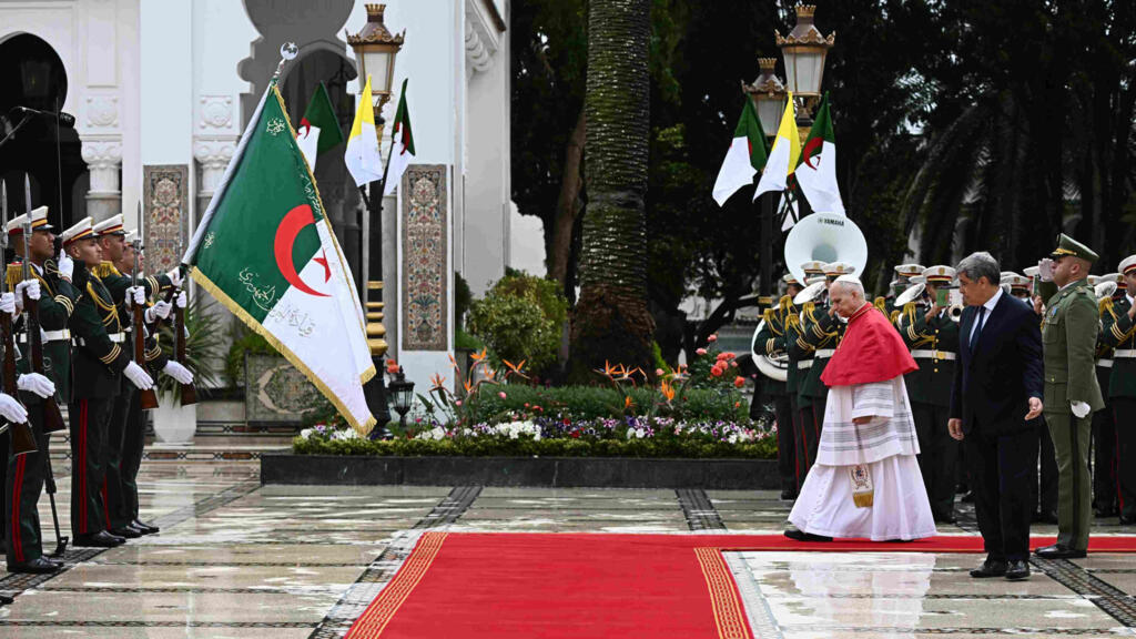 Le pape Léon XIV arrive au palais présidentiel de la Mouradia à Alger, en Algérie, le lundi 13 avril 2026.