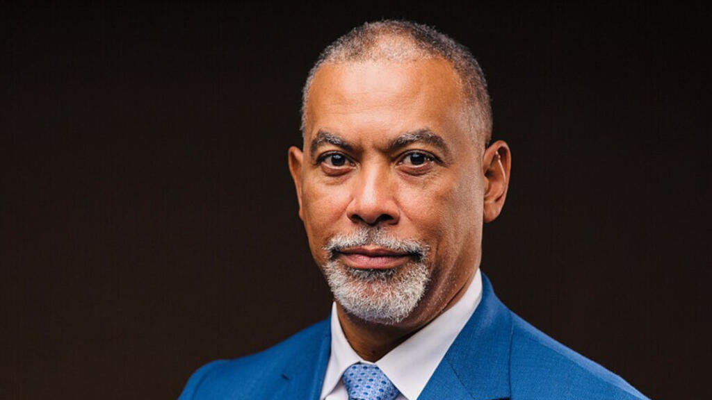 Olivier Kamitatu, ancien ministre congolais. Il était Président de l'Assemblée nationale en RDC, lorsque lorsque l'actuelle constitution était promulguée.