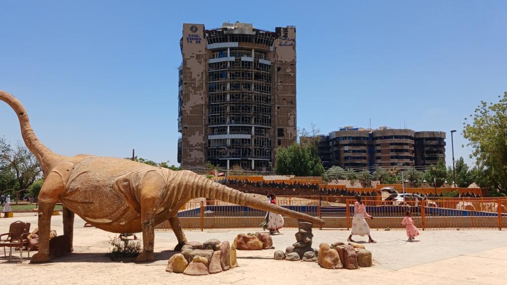 Les stigmates de trois ans de guerre sur les murs et dans les esprits au Soudan