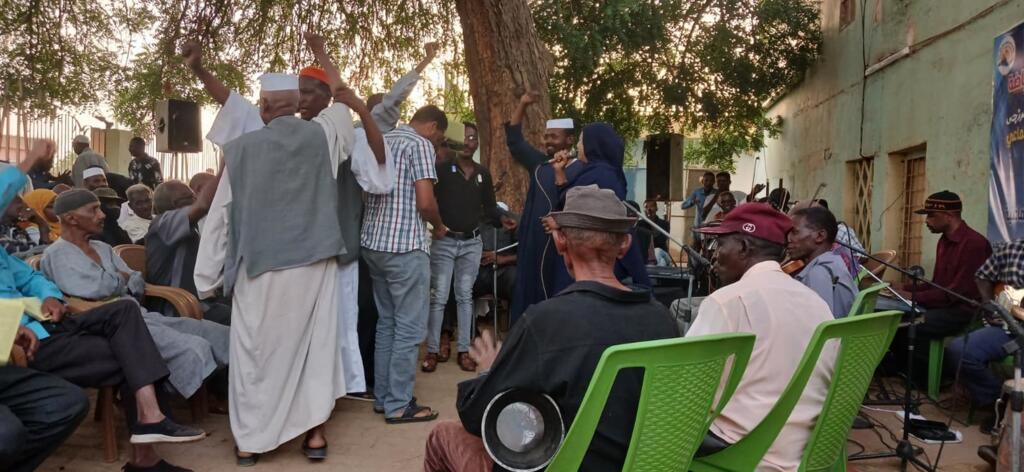Jeunes, femmes et hommes se réunissent pour célébrer la culture soudanaise dans la maison des jeunes du quartier d'Omdurman, en banlieue de Khartoum, la capitale.