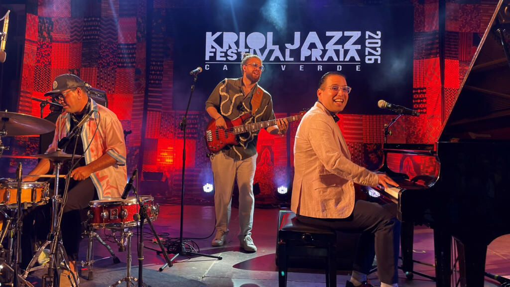 Virtuose, le pianiste cubain Alfredo Rodriguez sur la scène du Kriol Jazz Festival à Praia, Cap-Vert, avril 2026.