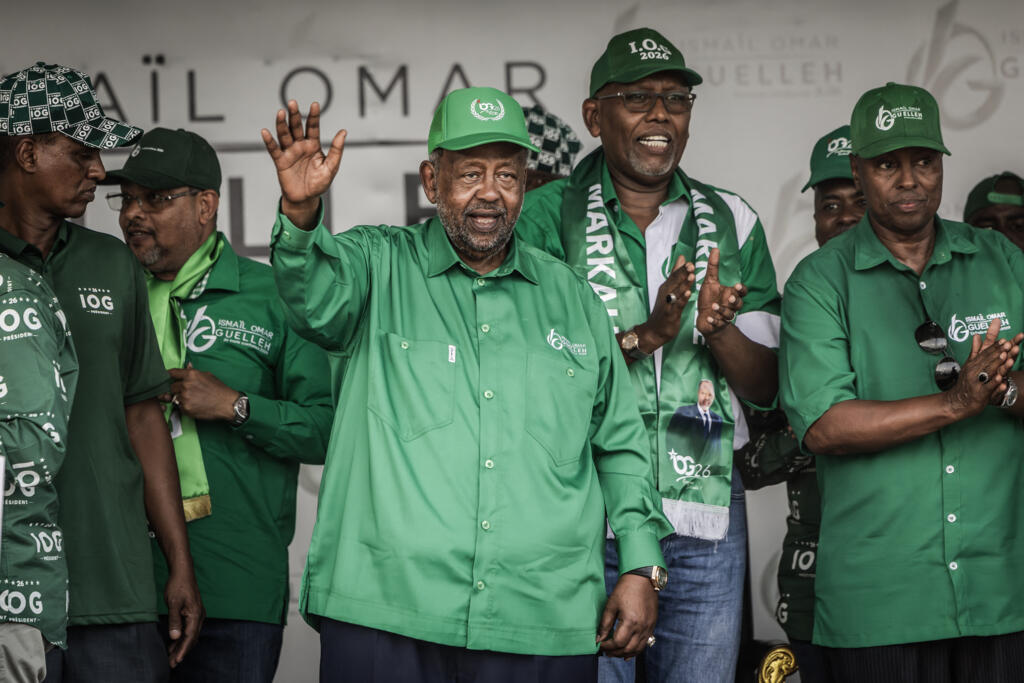 Le président  de Djibouti et candidat à sa réélection, Ismail Omar Guelleh (au centre), salue ses partisans lors de son dernier meeting, le 8 avril 2026.