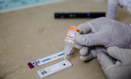 VIH : les coupes budgétaires font vaciller des années de progrès contre le sida image principale